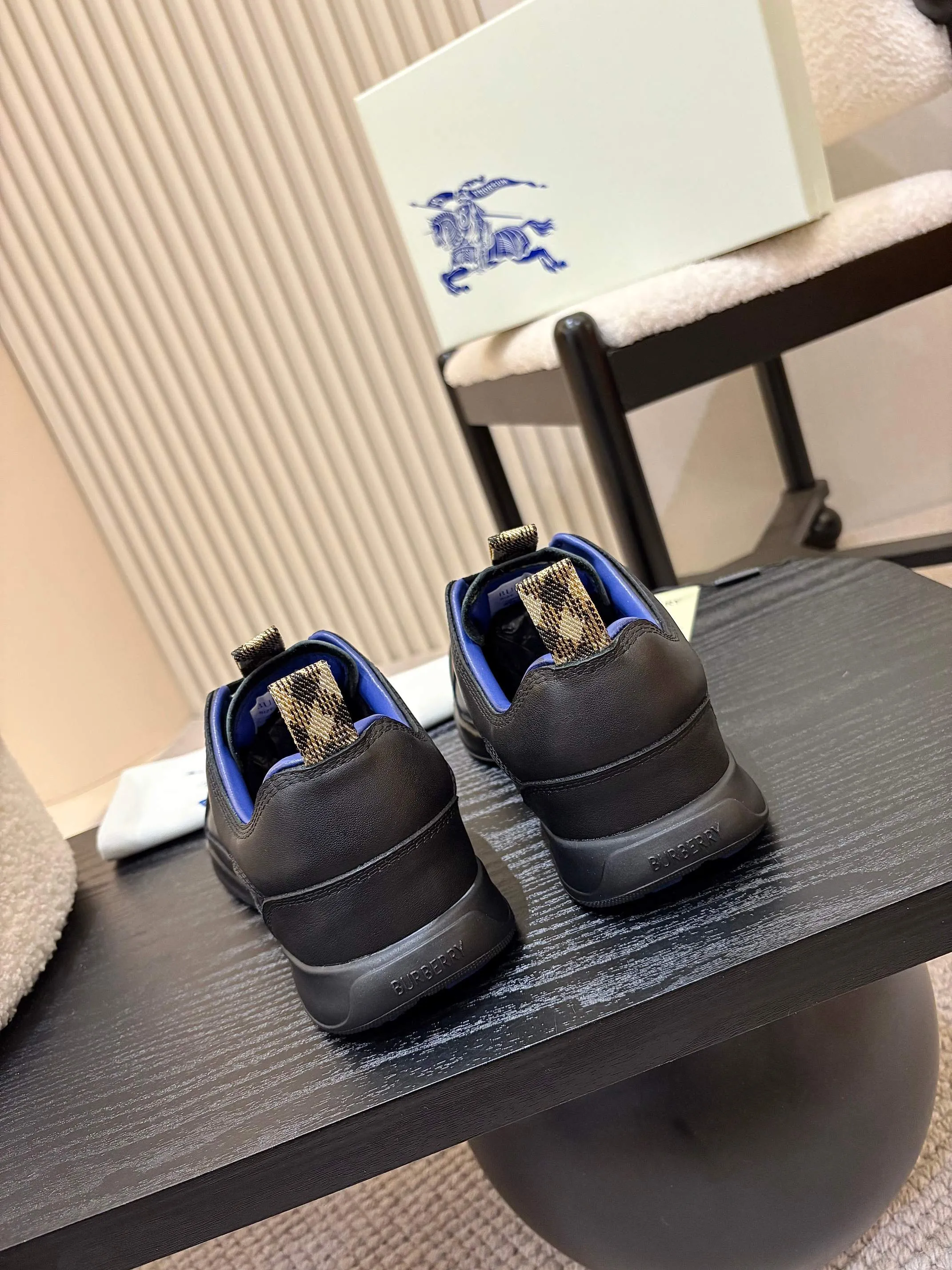 Men's shoes 💰640 Burberry's popular casual sneakers, debuted at the brand's 2025 summer fashion show. Made of refined Italian leather with tonal topstitching details, it's inspired by sporty design. Paired with lightweight soles and Burberry checkered shoe tabs, embellished with embroidery of the brand's Equestrian Knight logo (EKD) ✅Fabric: frosted/grained cowhide ✅Lining: sheepskin ✅Outsole: ultra-light rubber sole ✅Color: black/white/apricot available ✅Size: Men's 39-46 (45, 46 customized)